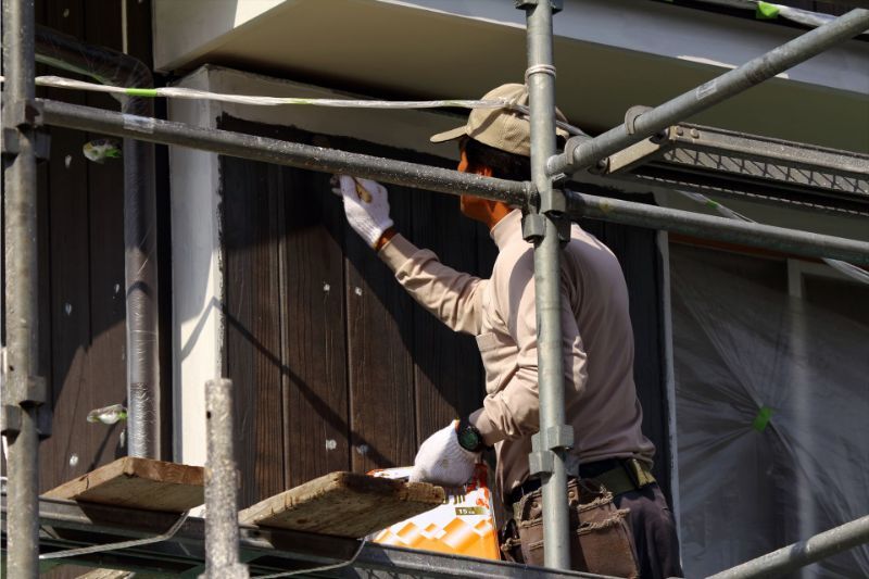 塗装作業するスタッフ